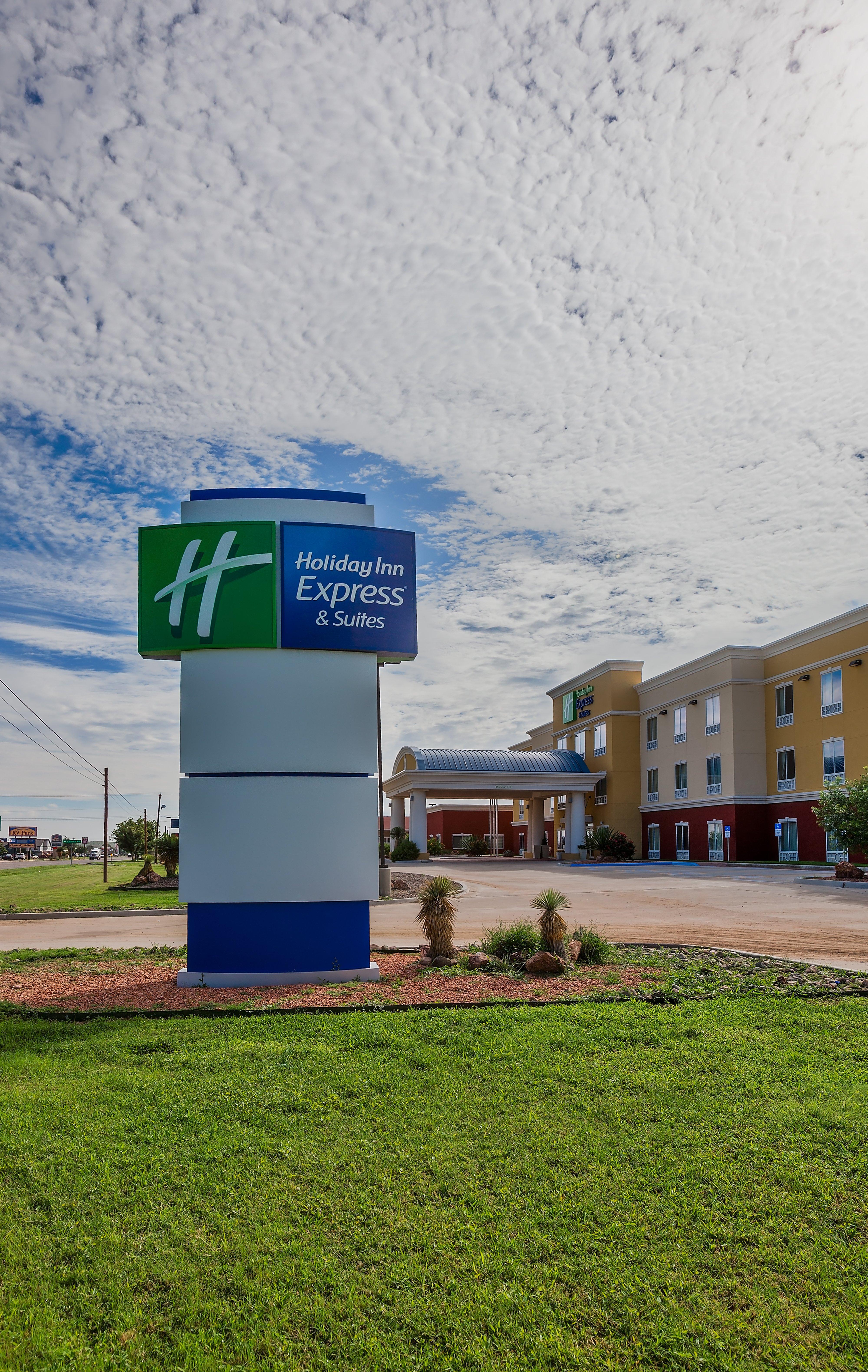 Holiday Inn Express And Suites Alpine By Ihg Buitenkant foto